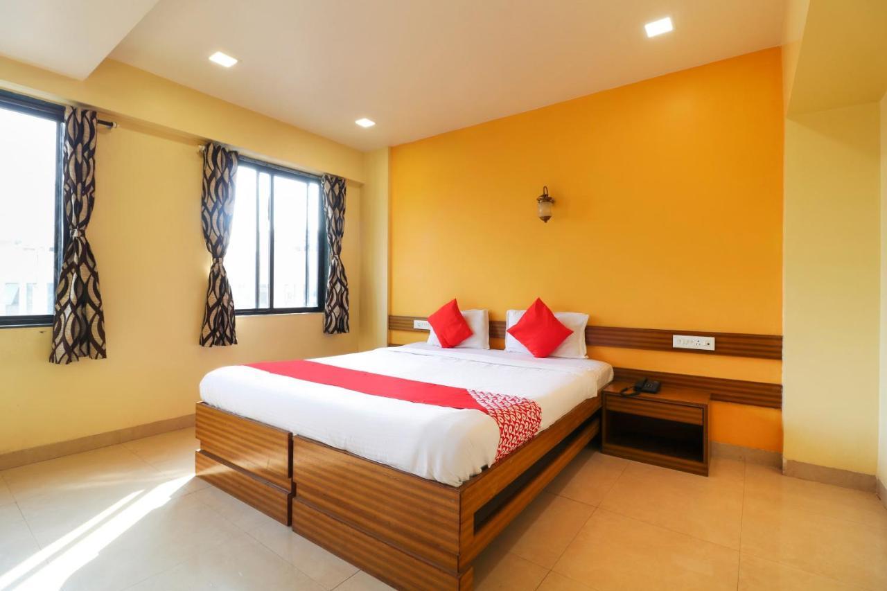 Oyo 10679 Hotel Nanashree Executive Vagholi Esterno foto
